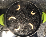 Foto del paso 15 de la receta: Arròs negre amb sèpia, conill i escarxofes