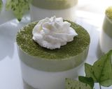 A picture of step 32 of Green Tea and White Chocolate Mousse Cake.