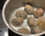 A picture of step 2 of Steamed clams with sake - 'Sakamushi'.