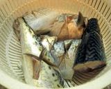 A picture of step 3 of Rich Miso-Simmered Mackerel.