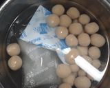A picture of step 3 of Kinako-Packed Kinako Dumplings.