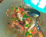 Foto langkah ke 2 dari resep Ikan kembung kecap pedas.