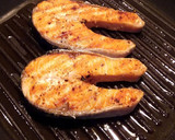 Foto del paso 3 de la receta: Salmón a la plancha con salsa Teriyaki y sésamo tostado 😋