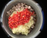 Foto del paso 4 de la receta: Empanadas de bondiola a la cerveza y cebollas confitadas