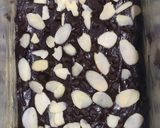 Foto langkah ke 5 dari resep Chewy Brownies With Almond Slice.