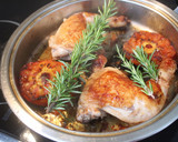 Foto del paso 4 de la receta: Contramuslos de pollo asado con peras