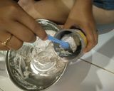 Foto langkah ke 3 dari resep Oreo ice cream roll.