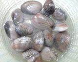 A picture of step 1 of Sake-Steamed Manila Clams (Easy in the Microwave).