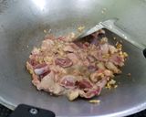 รูปขั้นตอนการทำที่ 3 ของ ผัดดอกกุ้ยช่ายใส่เครื่องในไก่