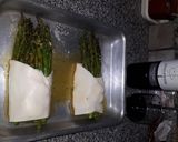 Foto del paso 5 de la receta: Espárragos envueltos en masa de hojaldre al horno gratinados y hamburguesa de merluza