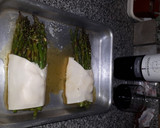 Foto del paso 5 de la receta: Espárragos envueltos en masa de hojaldre al horno gratinados y hamburguesa de merluza