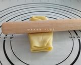 Foto langkah ke 7 dari resep Bolen pisang tanpa korvet kulit bersap rontok.