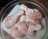 Foto del paso 2 de la receta: Pollo adobado en freidora de aire con papas arrugas y tomates cherry al ajillo