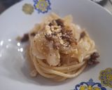 Foto del passaggio 6 della ricetta Spaghettoni con crema di cipolle e briciole di salsiccia croccante