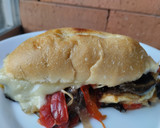 Foto del paso 8 de la receta: Sándwich🧅🥖🌶️de champiñones con pimiento, cebolla y salsa bbq🧀🍯🍄