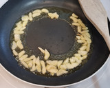 Foto del paso 2 de la receta: Tiras de chipirones con gambas al ajillo