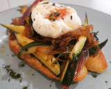 Foto del paso 5 de la receta: Tosta de calabacin y jamón al tomillo con huevo poché