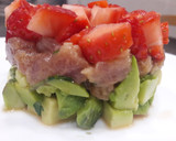 Foto del paso 5 de la receta: Tartar de atún, aguacate y fresas 🐟🥑🍓