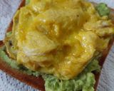 Foto langkah ke 4 dari resep Scrambled egg avocado toast.
