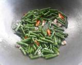 Stir Fried Shrimps with beans and hot basils / Pad Krapao Koong recipe step 3 photo