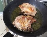 Une image de l'étape 6 de Côtes de porc aux tomates, ail rose et fanes de navets.