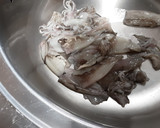 Foto del paso 1 de la receta: Chipirones con guisantes