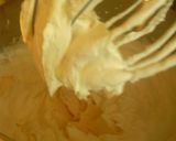 A picture of step 3 of Sunshines strawberry champagne cake.