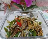 Gambar langkah 4 resipi Kacang panjang goreng taugeh.