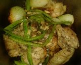 Foto del paso 1 de la receta Pollo con verduras y piñones en salsa
