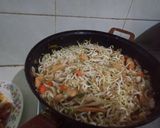 Foto langkah ke 2 dari resep Resep dan cara memasak Tumis toge teri sosis.