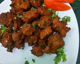 A picture of step 5 of Moong dal pakode.