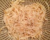 A picture of step 1 of Bean Sprouts with Black Pepper and Garlic Soy Sauce.