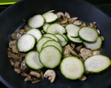 Foto del paso 1 de la receta: Revuelto champiñones, setas y calabacín 🍄🥒