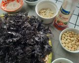 Hình bước làm 1 của món Rong biển trộn muối vừng