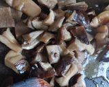 Foto del passaggio 2 della ricetta Riso basmati, piselli, funghi e uova