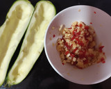 Foto del paso 2 de la receta: Calabacín relleno de merluza y pimiento