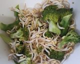 Foto langkah ke 1 dari resep Brocolli, tauge with ebi byTia.