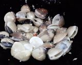 A picture of step 4 of Kanya's Clams in Sriracha double hot sauce :).