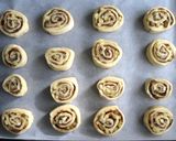 A picture of step 7 of Apple Cinnamon Rolls.