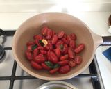 Foto del passaggio 1 della ricetta Spaghetto con salsa di datterini, e burrata con pistacchi