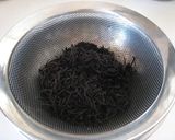 A picture of step 1 of Stir-fried and Braised Hijiki Seaweed and Soy Beans.