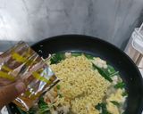Foto langkah ke 5 dari resep Mi Nyemek Instan Pedas.