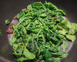 Foto del paso 2 de la receta: Espinacas salteadas con pasas y eneldo