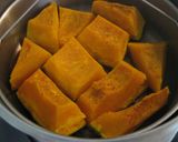 A picture of step 1 of A Handy Method for Storing Kabocha Squash.