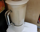 A picture of step 3 of Dates & banana shake.