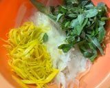 Hình bước làm 2 của món Bánh tráng trộn tỏi phi