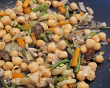 Foto del paso 3 de la receta: Salteado de verduras con garbanzos y canónigos