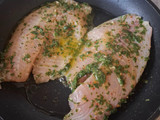 Filetes de pescado blanco marinados con cilantro y aceite de oliva