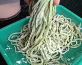 Foto langkah ke 2 dari resep Mie ijo daun bayam.