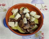 Foto del passaggio 4 della ricetta Patate e funghi in coccio